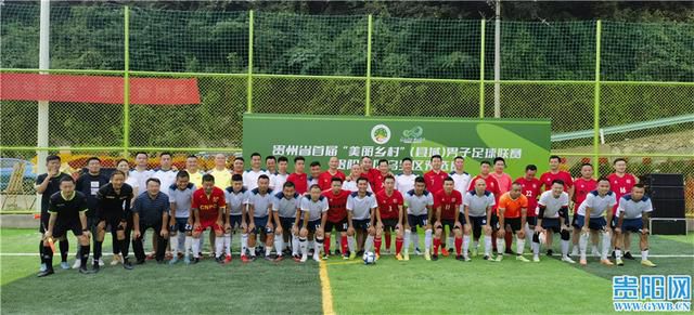 由宁浩监制，徐峥监制、主演，文牧野导演的电影《中国药神》日前发布定档海报，宣布将于2018年7月6日公映，成为宁浩、徐峥这对黄金搭档继《疯狂的石头》十二年后再战暑期档的重要作品